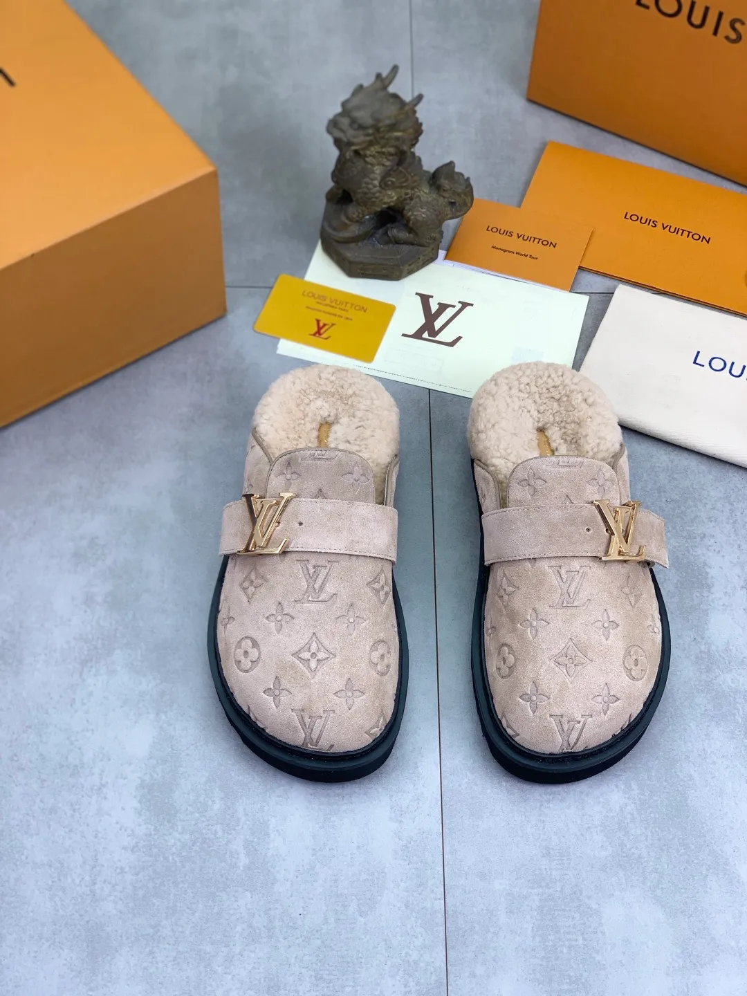 Men's Men's Shoes P480 New Couple Style LV Louis Vuitton L Family Donkey Brand Latest Easy Series Birkenstock Baotou Thick Sole Wool Slippers Sandals Original purchase, development and production This LV Easy sandal is made of suede cow leather, with Monogram pattern to highlight the trendy style. Adjustable straps with illuminated LV letters, flexible insoles and micro outsoles provide a light and comfortable experience. Exquisite packaging at the delivery counter 🛍📦 ▪️Fabric: Original custom imported first-layer cowhide ▪️Inner lining: Original customized warm wool lining ▪️Outsole: Original open-molded rubber foam material ▪️Sole thickness: 4CM ▪️Size: Men and women 35-45